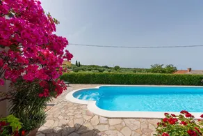 Flat with pool, BBQ & terrace - Image 3