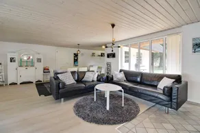 House with BBQ, hot tub & terrace - Image 5