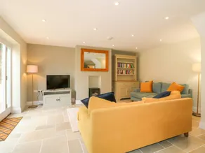 Cottage with garden - Image 2