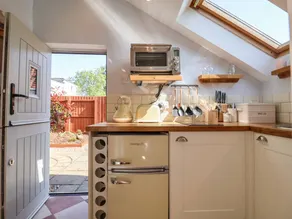 Cottage with terrace & garden - Image 2