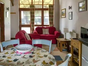 Cottage with pool, barbecue & garden - Image 4