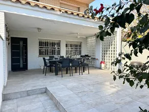 Casa vacacional con barbacoa, jardín y piscina - Image 2