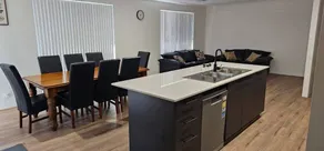Holiday home with hot tub | City view - Image 2