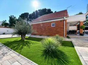 Fully equipped lovely holiday home with hot tub & barbecue | Water view - Image 4