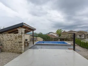 Villa with pool - Image 4