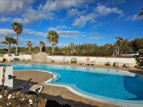 Bungalow con terraza y piscina | Vistas a la naturaleza - Image 2