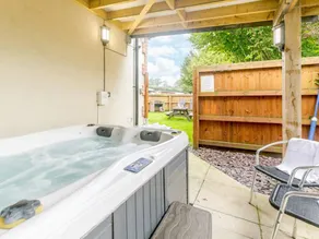 Holiday home with jacuzzi & garden - Image 2