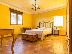 Agréable villa entièrement équipée avec piscine privée, terrasse et barbecue | Vue montagne - Image 3