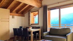 Charmant appartement avec terrasse, piscine et jacuzzi | Vue jardin - Image 4