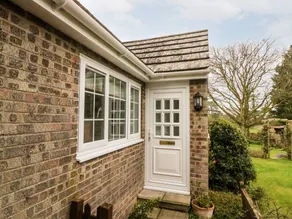 Cottage with garden - Image 2