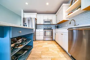 Modern, clean condo close to everything & beach - Image 5