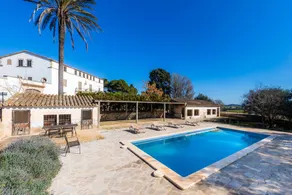 Apartamento vacacional con terraza, jardín y piscina privada - Image 3