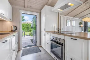 Family-friendly holiday home with garden, hot tub & barbeque - Image 5