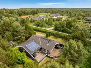 Modern Holiday Home With Large Enclosed Terrace In Quiet Surroundings - Image 2
