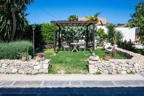 Maison avec jacuzzi, piscine et barbecue | Vue jardin - Image 3
