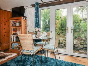 Cottage with barbeque & garden - Image 5