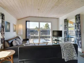 Holiday home with terrace - Image 3