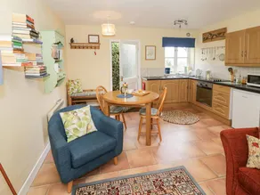 Cottage with garden - Image 4