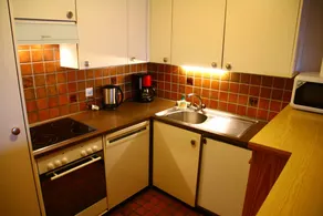 Apartment with garden - Image 5