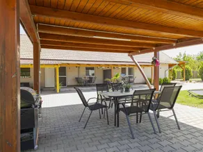 Apartment with terrace & garden - Image 2