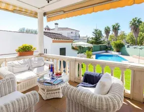 Fully equipped ample holiday home with terrace, garden & barbecue | Pool view | Pets allowed - Image 3