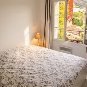 Cozy house in La Garde-Freinet, 160 m², city view - Image 4