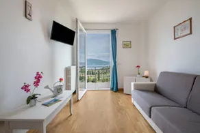Appartement avec terrasse, internet haut débit et jacuzzi | Vue jardin - Image 5