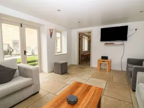 Cottage with jacuzzi & garden - Image 5
