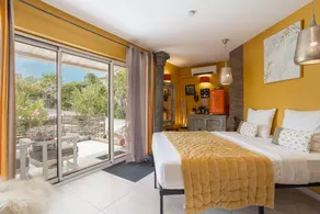 Guest Room "La Suite" with Shared Pool, Wi-Fi and Air Conditioning - Image 5