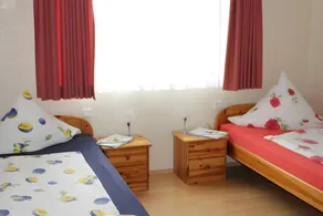 Child-friendly holiday apartment with BBQ, garden & terrace | Garden view - Image 5