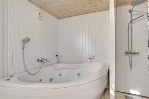 Fully equipped holiday home with jacuzzi, terrace & sauna | Sea view | Pet-friendly - Image 4