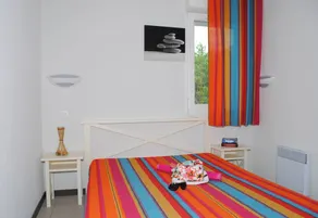 Charmant appartement en copropriété adapté aux familles avec terrasse, piscine et sauna | Vue golf - Image 5