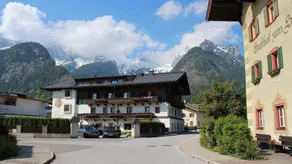 Family-oriented flat with sauna, garden & terrace | Close to the ski - Image 2