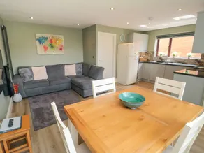 Family-friendly cottage with garden - Image 3