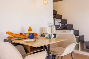 Apartment with terrace - Image 4