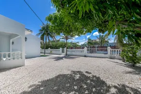 Villa with garden - Image 4