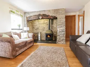 Cottage with garden & hot tub - Image 3