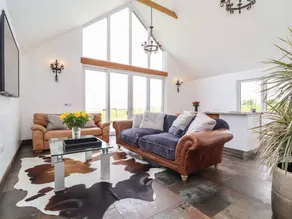 Family-friendly beautiful cottage with garden, BBQ & jacuzzi - Image 4