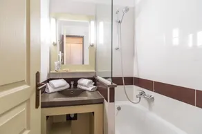 Flat with pool - Image 3