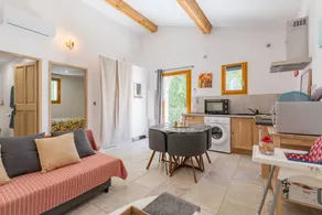 Lovely flat with terrace, garden & pool - Image 2