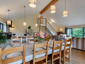 Cottage with hot tub & garden - Image 2