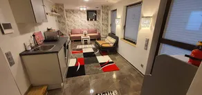 Charmante chambre chez l'habitant adaptée aux familles avec jardin et piscine privée | Vue piscine - Image 2