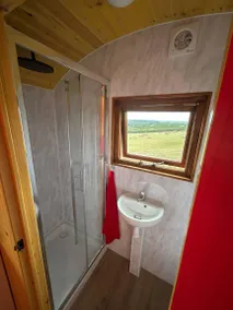 Family-friendly cabin with garden - Image 5