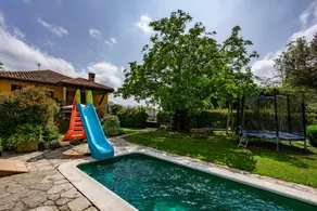 Casa con terrazza, piscina riscaldata e giardino | Vista sul giardino - Image 3