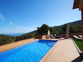 Villa with BBQ, garden & private pool - Image 3