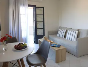 Villa with garden & terrace | Water view - Image 4