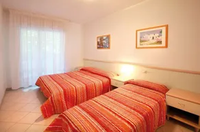 Apartment with pool, terrace & garden - Image 4