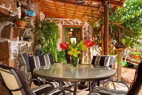 Holiday home with terrace, BBQ & garden | Mountain view - Image 2