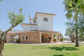 Family-friendly villa with garden, private pool & jacuzzi | Sea view | Good for workation - Image 4