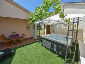 Charming house with garden, terrace & jacuzzi | Next to the beach - Image 2